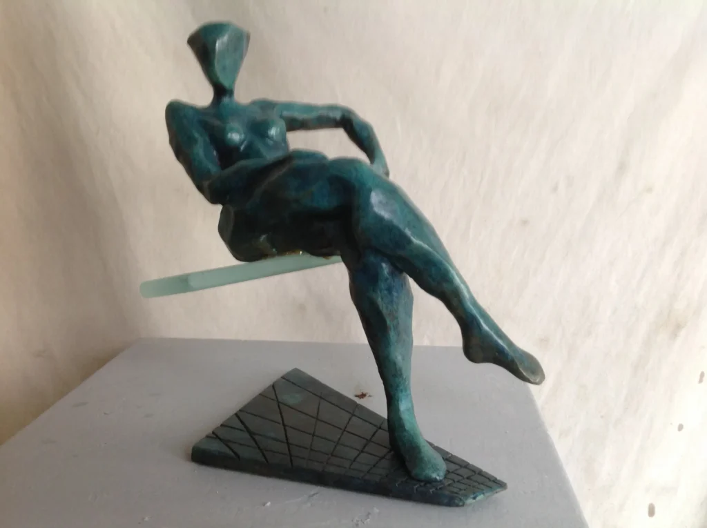 Sculpture en bronze et verre représentant une femme assise